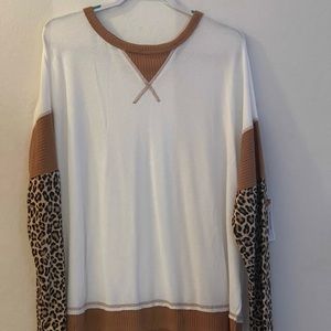 Women’s lightweight shirt with leopard print on the sleeves